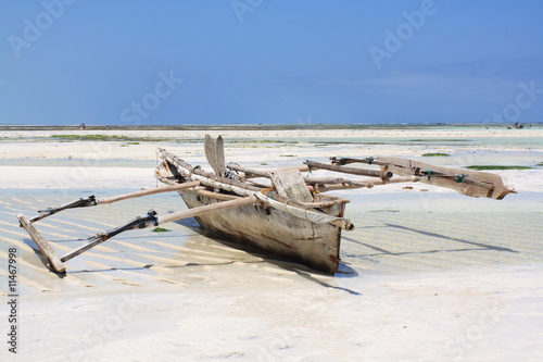 Fischerboot am Strand von Zanzibar