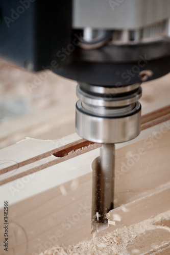 Cutting wood on CNC milling © Tomasz Niewęgłowski