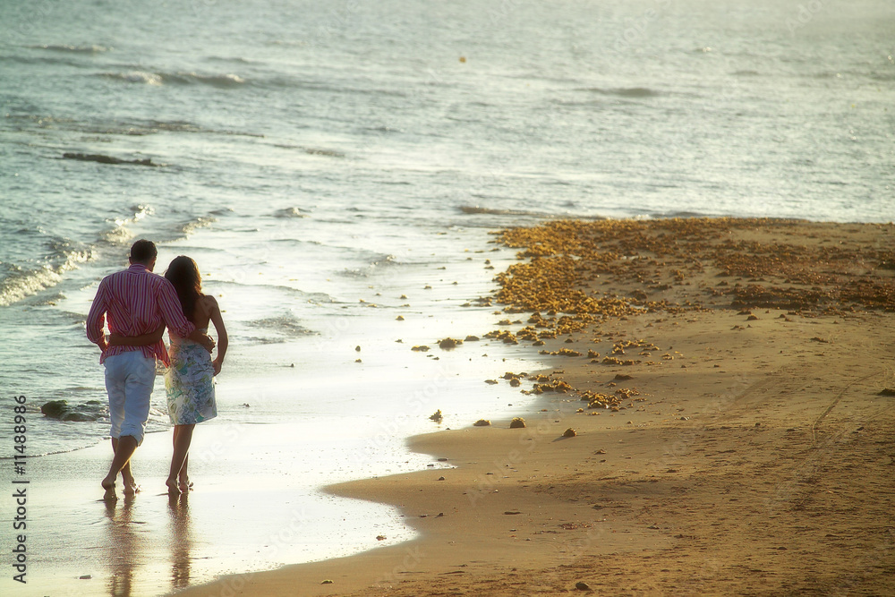 Naklejka premium close up shot of attractive couple walking at the beach