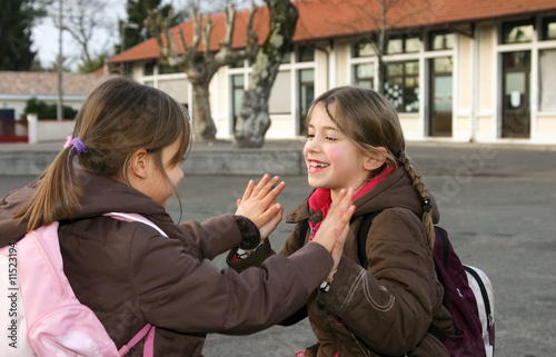 jeux d'enfant dans la cours de récréation