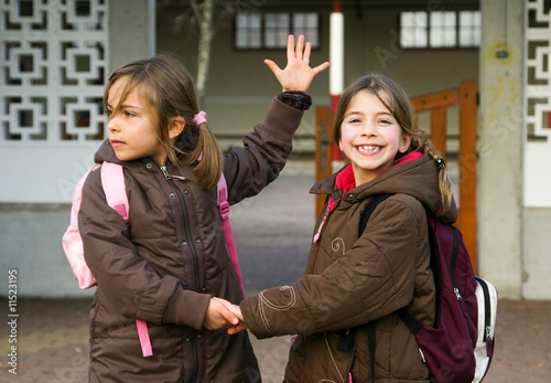 contentes de rentrer dans l'école photo