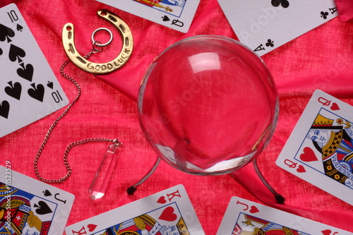 boule de cristal,  pendule et fer à cheval
