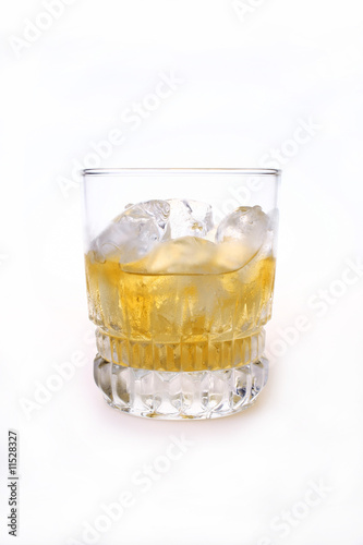 Copo de whisky com gelo no fundo branco