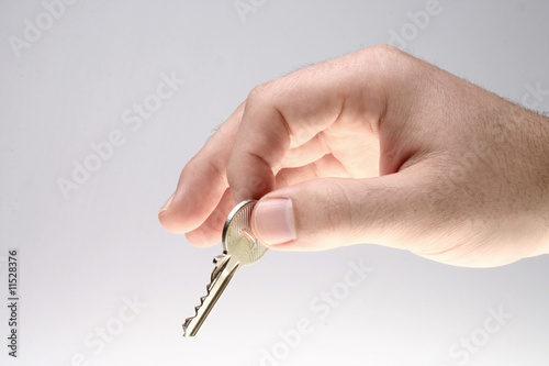 Homem entregando chave de habitação photo