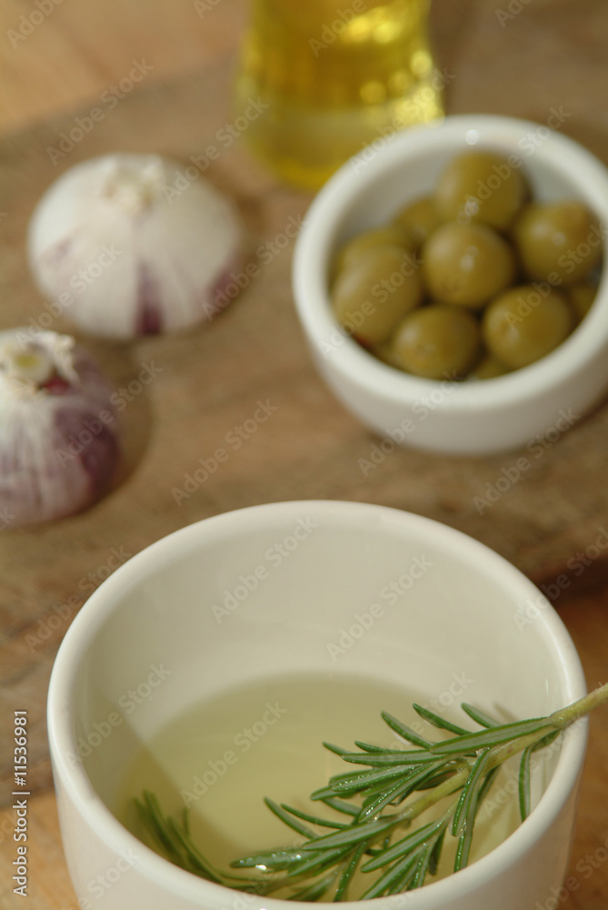Mediterane Lebensart Rosmarin in Öl getaucht Mediterane Lebensart Rosmarin in Öl getaucht
