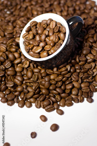 Fototapeta Naklejka Na Ścianę i Meble -  coffee beans in the cup
