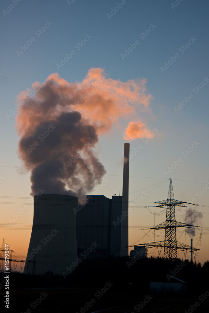 Rosa Dampf aus einem Kraftwerk bei Sonnenuntergang Rosa Dampf aus einem Kraftwerk bei Sonnenuntergang