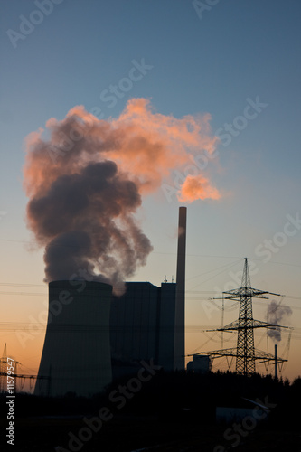 Rosa Dampf aus einem Kraftwerk bei Sonnenuntergang