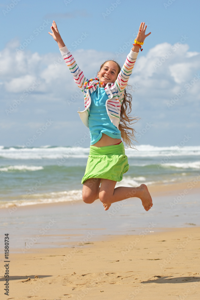 Enfant sautant sur la plage