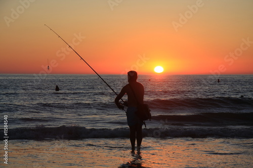 Angler am Meer bei Sonnenuntergang