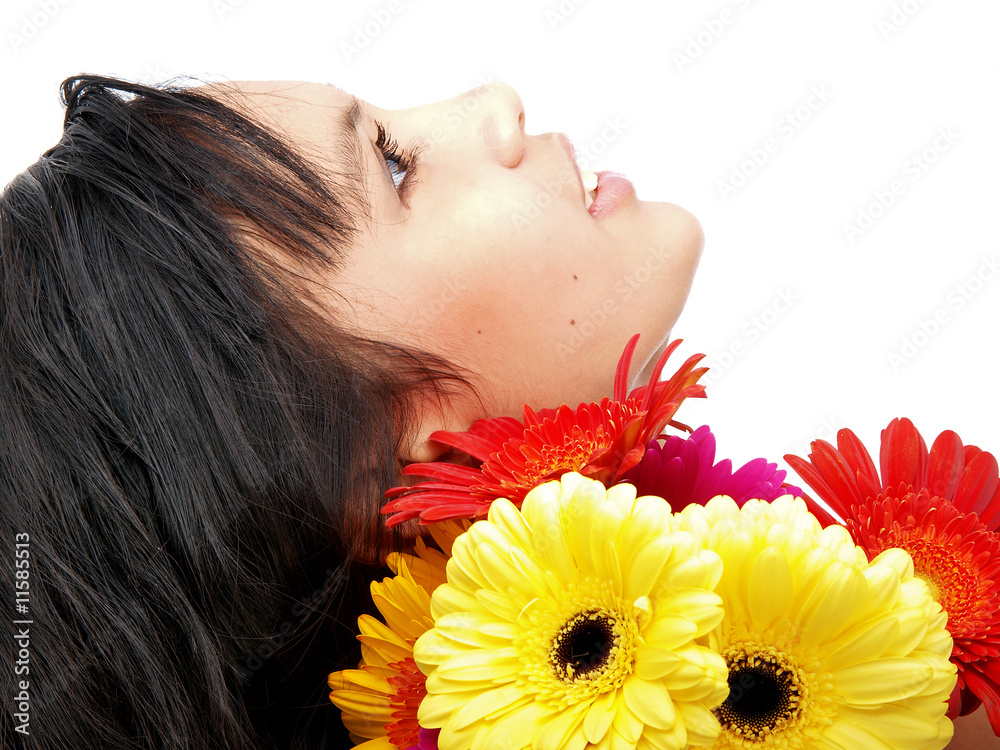 wunderschoene jugendliche mit frischen bunten blumen wunderschoene jugendliche mit frischen bunten blumen