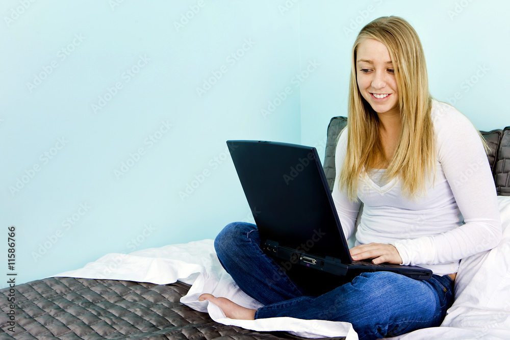 Naklejka premium Girl and laptop