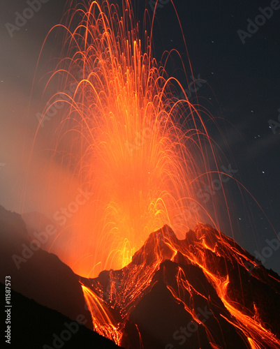 Canvas Vulkanausbruch. Nächtliche Eruption am Vulkan Stromboli