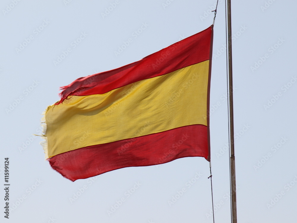 Flagge weht im Wind am Strand - Spanien Flagge weht im Wind am Strand - Spanien
