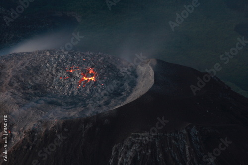 Vulkan Santiaguito Guatemala mit glühendem Lavadom photo