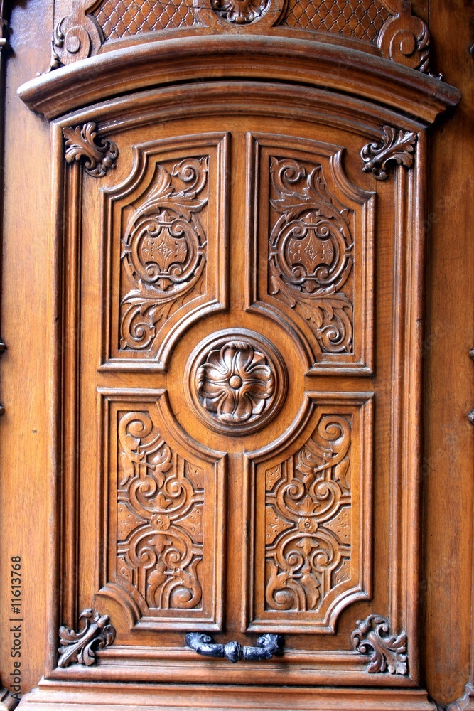 Fototapeta premium moulures sur porte en bois