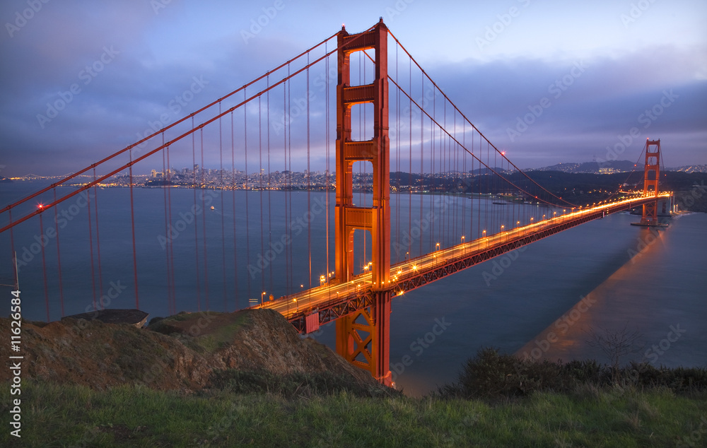 Fototapeta premium Headlands Golden Gate Bridge Evening with Lights San Francisco C