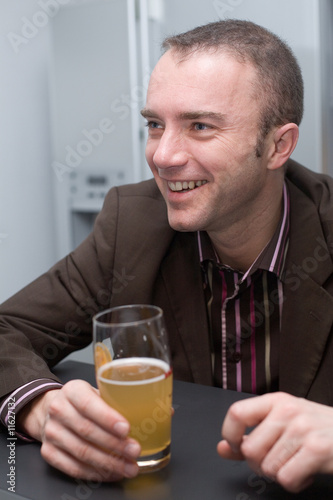 Homme buvant une bière en fin de semaine #3