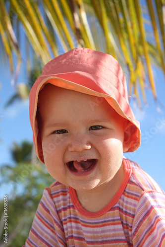 Bébé joyeux sur la plage