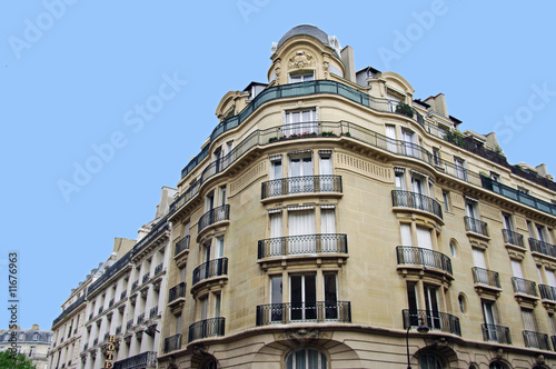 Immeuble parisien en coin © Blue Moon