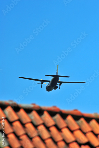 Flugzeug, Transall, über Hausdach