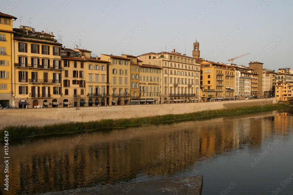 Häuser und Fluss in Florenz Italien / Toskana