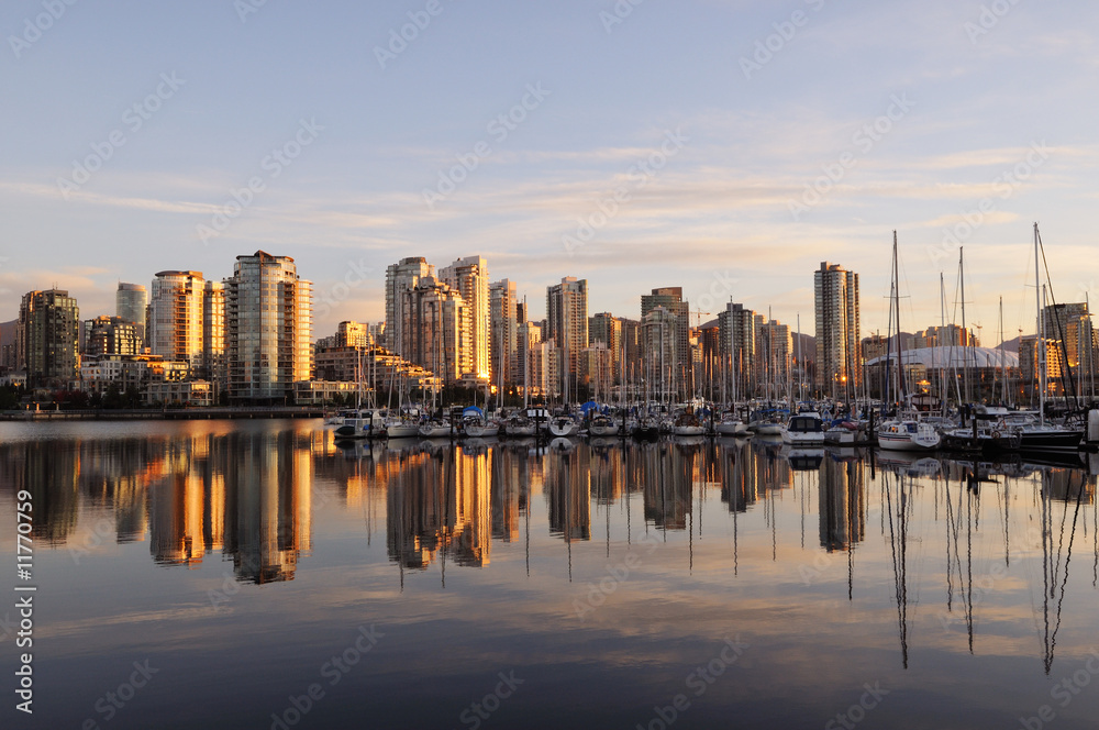 Naklejka premium Budynki mieszkalne nad rzeką Vancouver