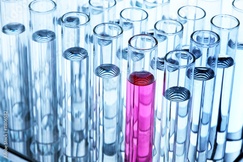 Laborgläser bei Versuch in Chemie Labor photo