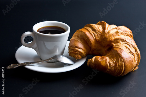 Fototapeta Naklejka Na Ścianę i Meble -  white cup coffee, spoon and croissant on black background