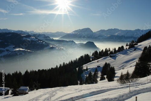 Strahlende Sonne über feinem Nebel