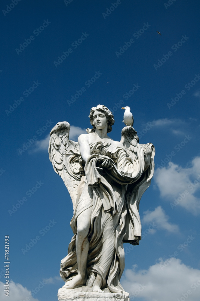 Obraz premium angel and bird in rome on st. angel castle bridge, rome.