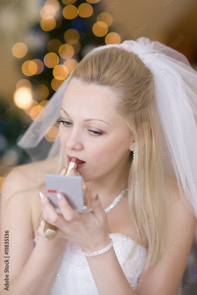 Bride put on rouge Bride put on rouge