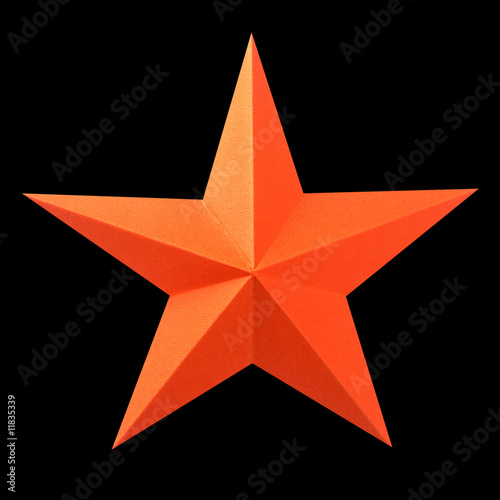 étoile orange en papier bristol sur fond noir