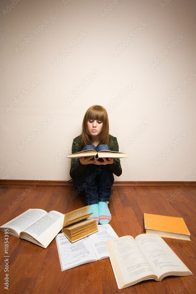 Obraz premium Girl with books on the floor