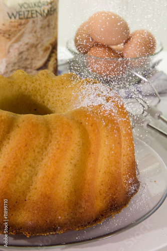 guglhupf mit puderzucker bestreuen #1