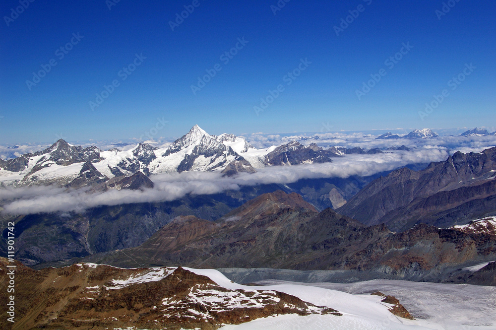 Naklejka premium Flug über die Bergwelt der Schweiz