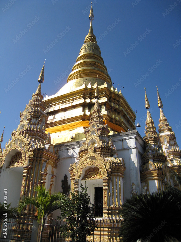 Fototapeta premium chedi doré en thailande