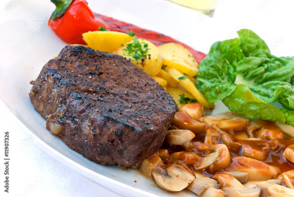 Rinder-Filet mit Champignons,Ei,Bratkartoffeln, und Bohnen