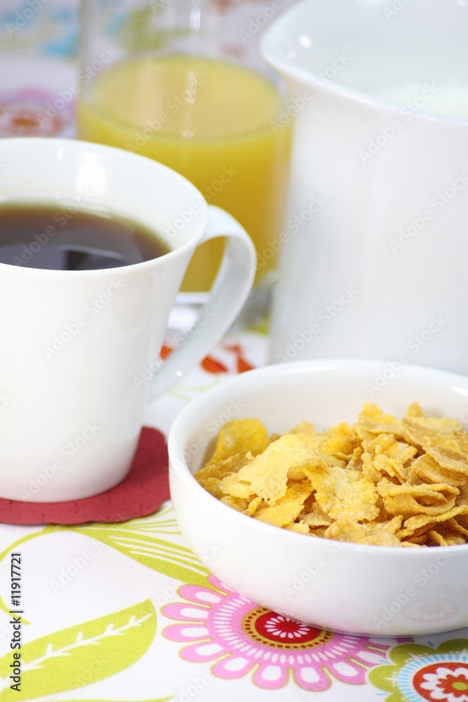 Orangensaft, Cornflakes, Milch zum Frühstück Orangensaft, Cornflakes, Milch zum Frühstück
