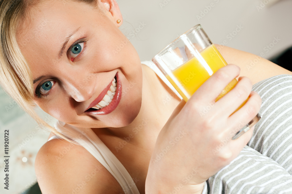 Frau trinkt Orangensaft Frau trinkt Orangensaft