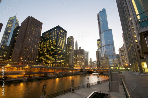 Cityscape view at the Chicago River at night.