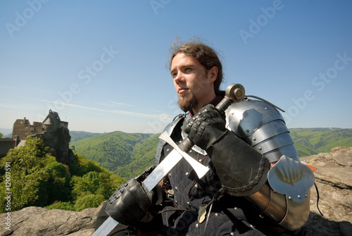 Junger Ritter mit Schwert vor Burg Aggstein in Niederösterreich
