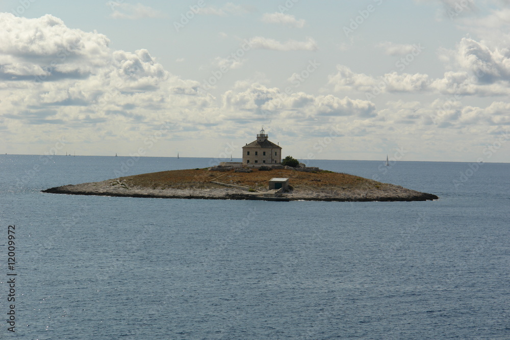 kleine Insel mit Leuchtturm