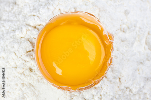 offenes Ei auf einem Mehlhaufen