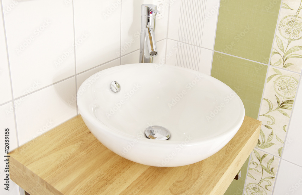 Waschtisch mit Waschbecken und Armatur Waschtisch mit Waschbecken und Armatur