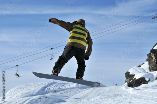 Aeroski: snowboarder in full flight