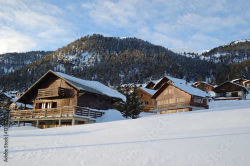 Obraz na płótnie chalets face au soleil w salonie
