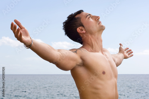 Quadro su tela Modelo masculino con los brazos abiertos hacia el cielo