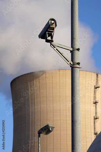 Kühlturm mit Überwachungsanlage photo