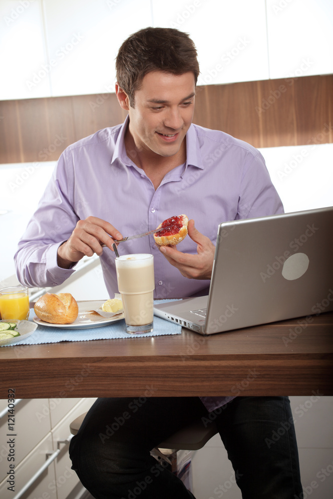 junger mann beim frühstück junger mann beim frühstück